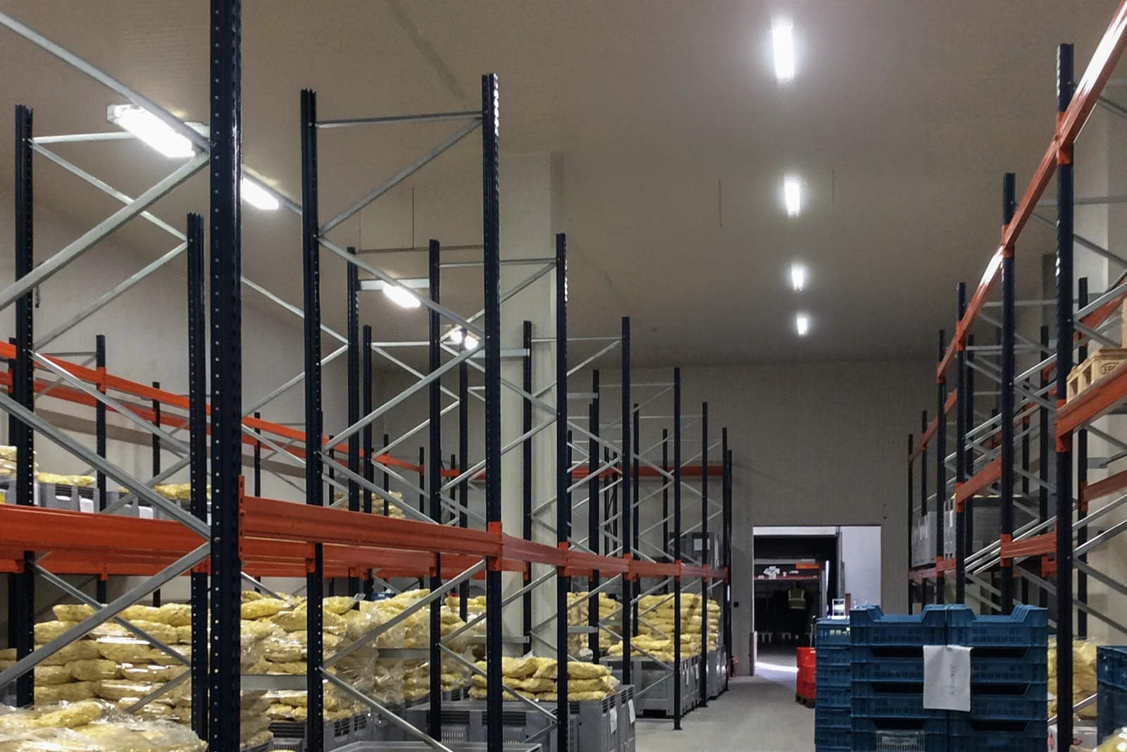 Plaatsing van isotherme sandwichpanelen op de werf