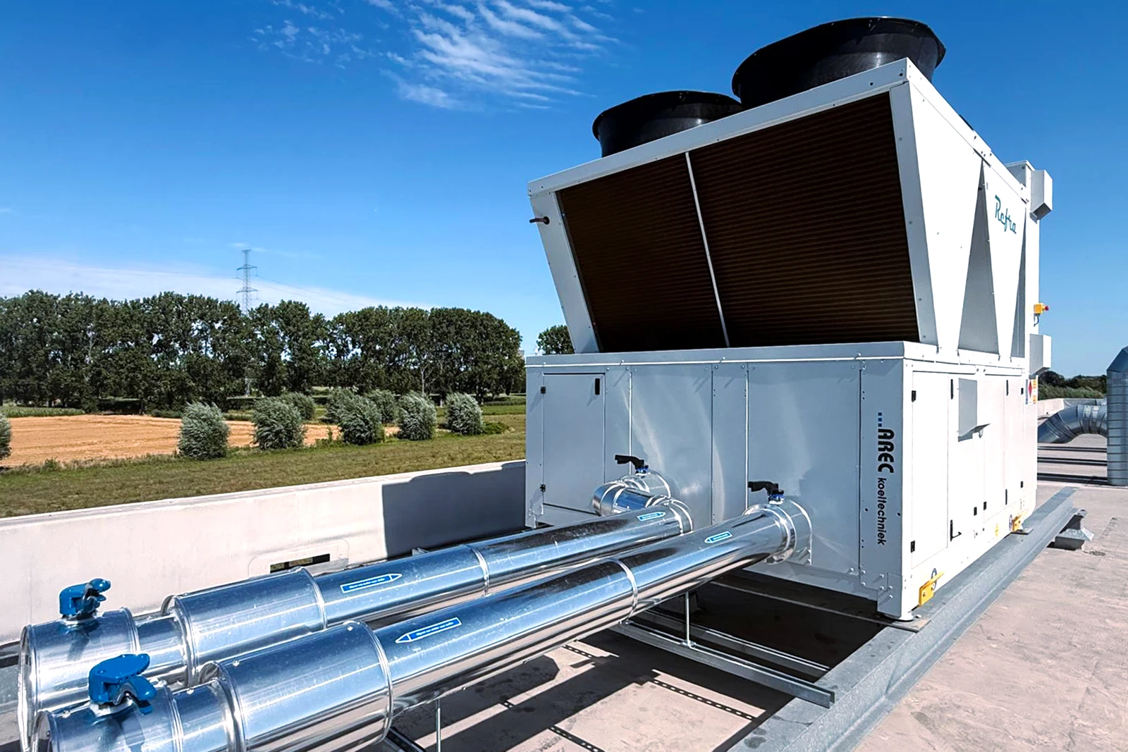 Industriële koelinstallatie met compressoren in machinekamer