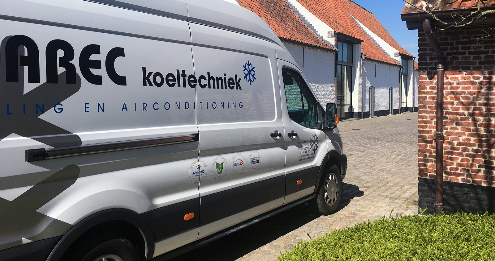 Servicebestelwagen van AREC Koeltechniek voor de deur bij een klant