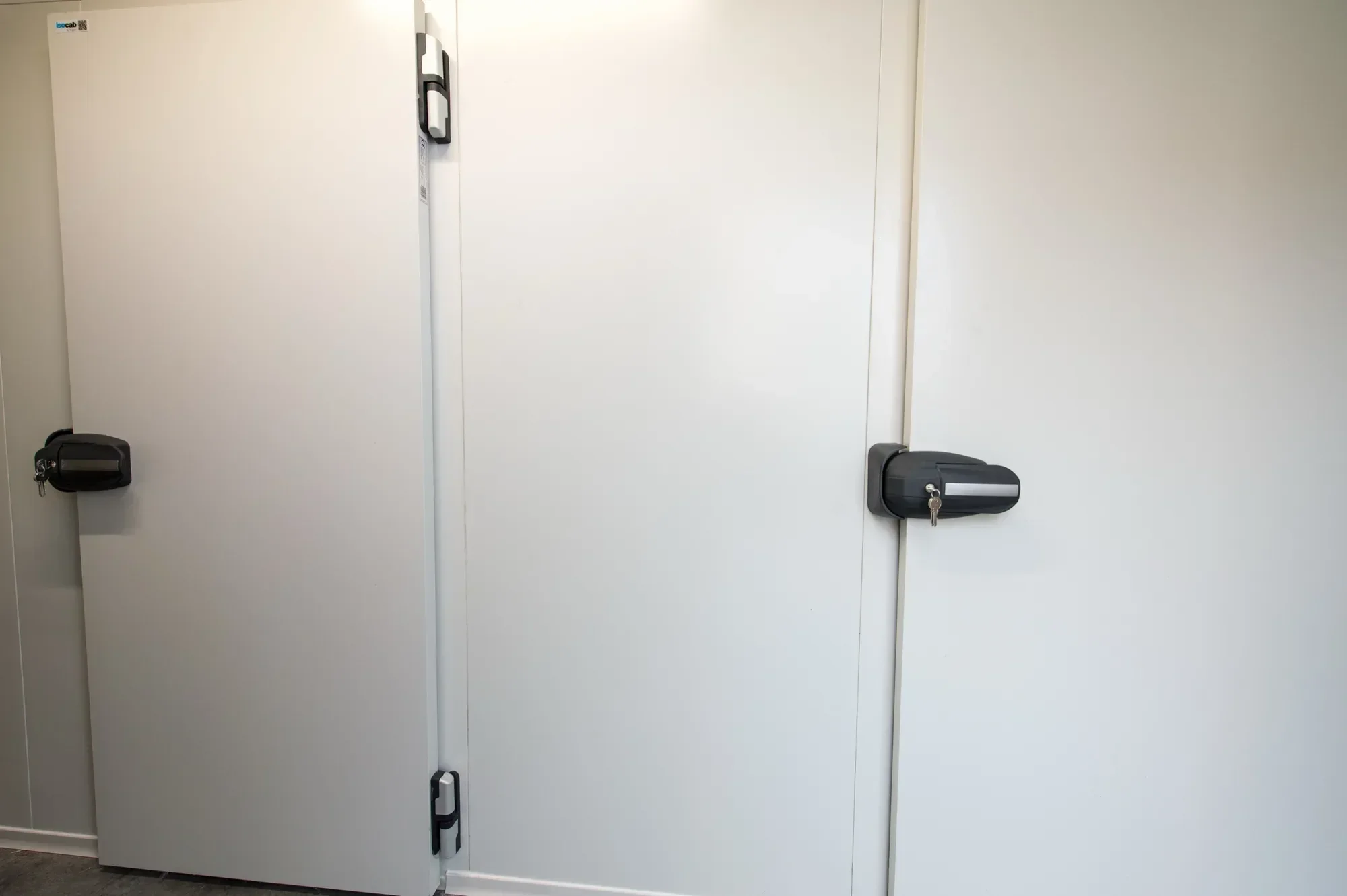 Gekoelde bewaarcellen en dakinstallatie voor een maatwerkbedrijf