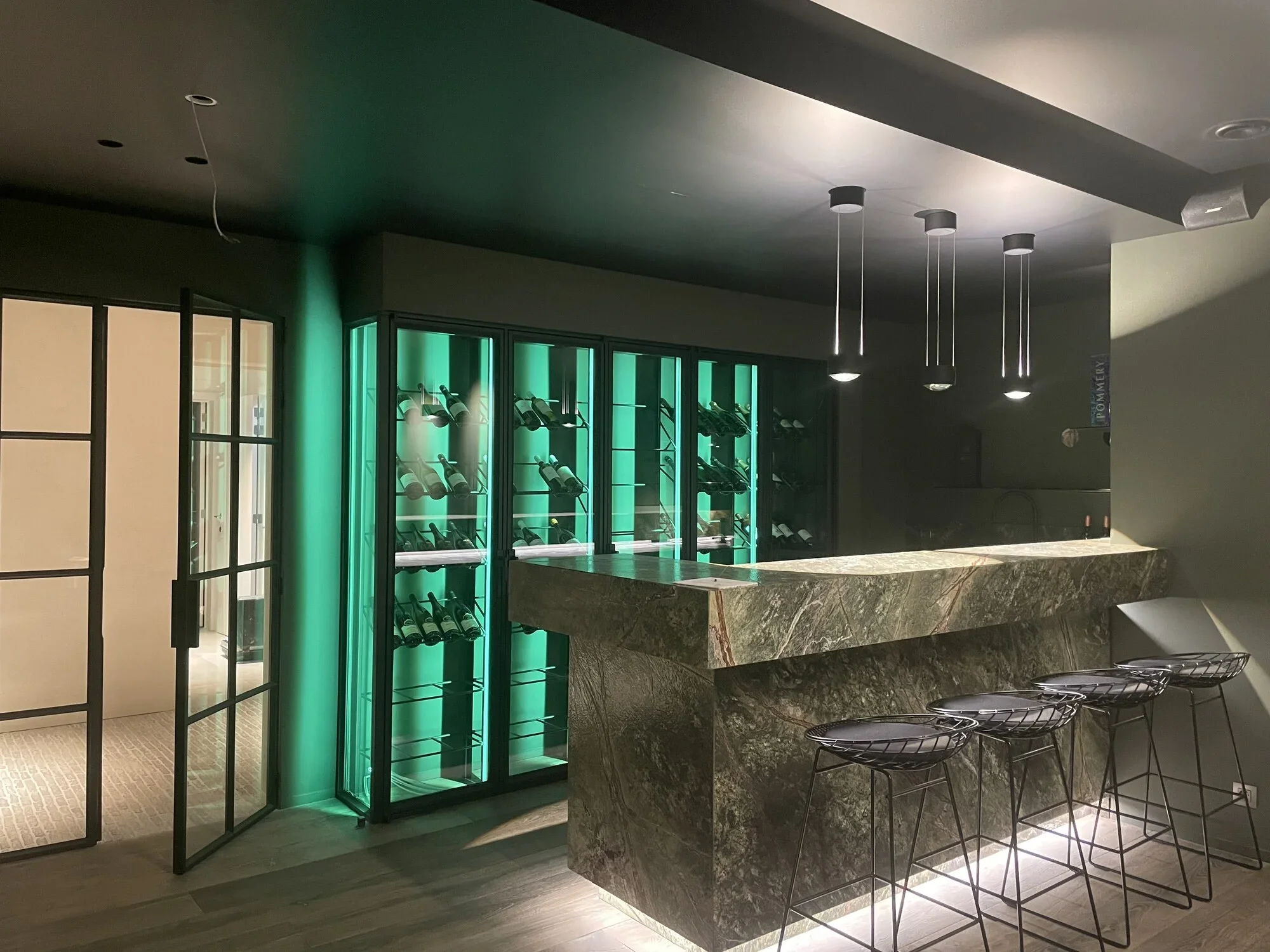 Wijnbar met geconditioneerde vitrinekasten