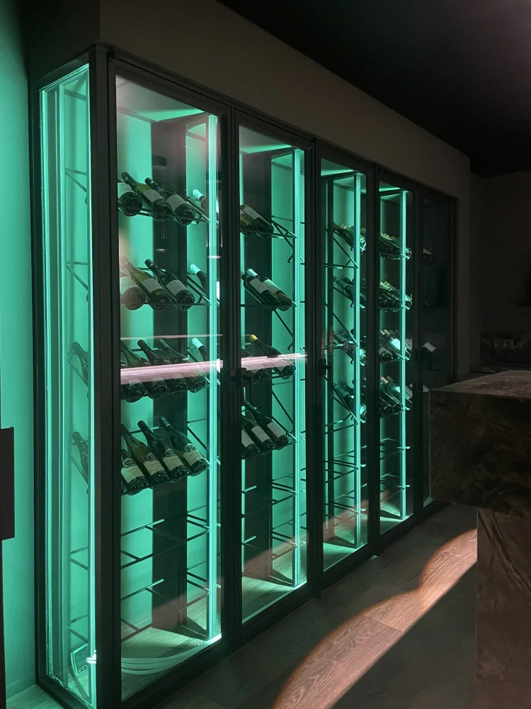 Wijnbar met geconditioneerde vitrinekasten — foto 1