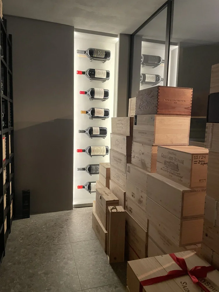 Wijnbar met geconditioneerde vitrinekasten — foto 2